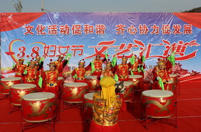 牟平區(qū)王格莊舉辦“三八”國(guó)際婦女節(jié)文藝匯演，盡展新時(shí)代女性風(fēng)采
